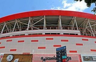 Antalyaspor Stadyumu’ndan çıkan dumanlar itfaiye...