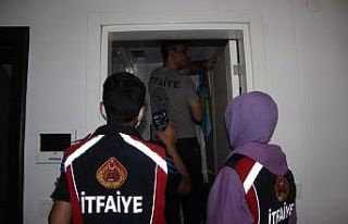 Apartman boşluğuna düşen kuş, kendi imkanları...