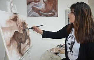 Araba garajını resim galerisine çevirdi