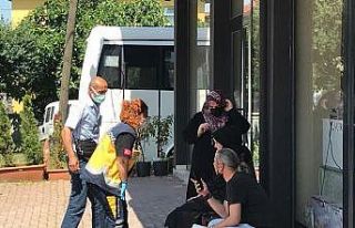 Araç durmadan inmek isteyen kadın yolcu düşerek...