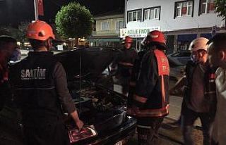Aracın motor kısmında çıkan yangın büyümeden...