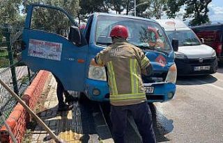 Aracın motoruna giren yılan korkuttu
