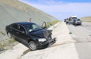 Araçlar kafa kafaya çarpıştı: 5 yaralı