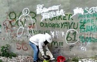 Arılarla başı dertte olan mahalleliyi yine o polis...