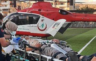Arının soktuğu adam hava ambulansı ile hastaneye...