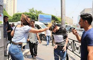 Arkadaşını direğe bağladı, parayla tokat attırıp,...