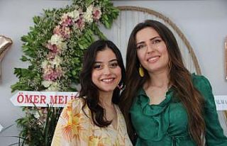 Arkadaşlıkları ilkokula dayanan kızlar iş yerlerini...