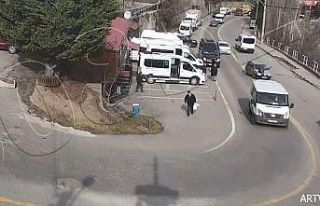Artvin’de yolun karşısına geçmek isteyen yayaya...