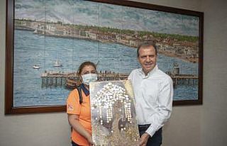 Atıkları sanat eserine dönüştürüyor