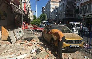 Avcılar’da 2 balkonu çöken 42 yıllık bina havadan...