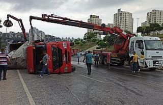 Avcılar’da metal hurda taşıyan kamyon devrildi:...