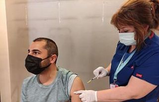 AVM’lerde alışveriş yapıp aşılarını oluyorlar