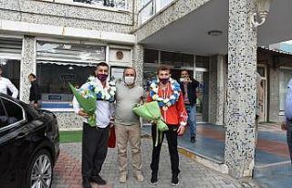 Avrupa üçüncüsü güreşçiye coşkulu karşılama