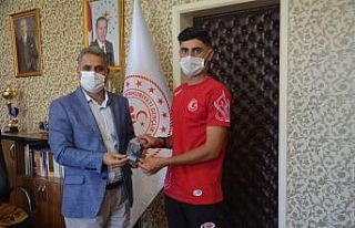 Avrupa üçüncüsü sporcuya hediye