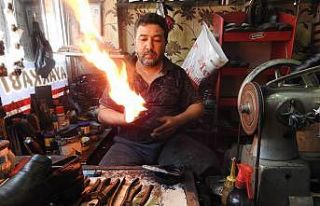 Ayakkabıları 45 derecede ateşle yakarak boyuyor