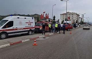 Aydınlatma direğine çarpan otomobilin kaza anı...
