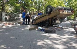 Aydınlatma direğine çarpıp ters dönen otomobil...