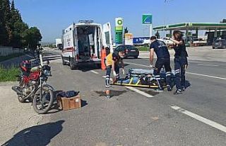 Aynı yönde ilerleyen motosiklet ve otomobil çarpıştı