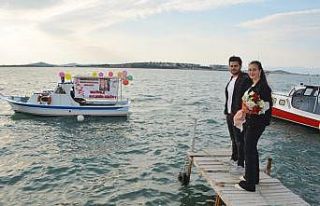 Ayvalık’ta zor şartlarda evlilik teklifi