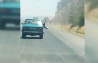 Bacaklarını otomobilin camından sarkıtarak yolculuk...
