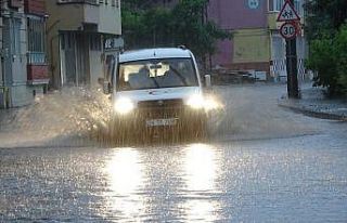 Bafra’da sağanak yağış hayatı olumsuz etkiledi