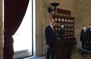 Bakan Gül ve yeni HSK üyeleri Anıtkabir’i ziyaret...