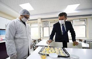 Bakan Selçuk, öğrencilerle pasta yaptı