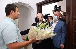 Bakan Varank, darp edilen İHA Muhabirini ziyaret...