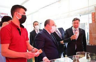 Bakan Varank sıcaktan bunalan takipçilerine dondurma...