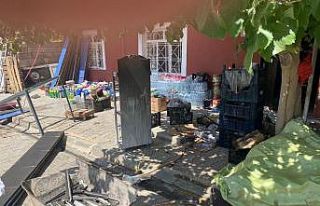 Bakkalda çıkan yangın tüm ürünleri kül etti