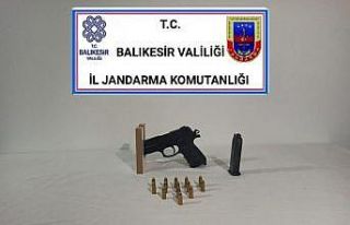 Balıkesir’de jandarma 13 aranan şahsa gözaltı