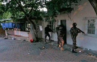 Balıkesir’de özel harekât destekli şafak operasyonu