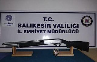 Balıkesir’de polisten 12 aranan şahsa gözaltı