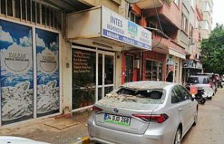 Balkondan düşen beton parçaları otomobile zarar...