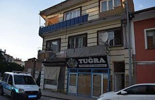 Balkondan düşen çocuğu vatandaşlar fark etti