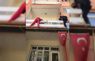 Balkondan düşmek üzere olan engelli genci polis...