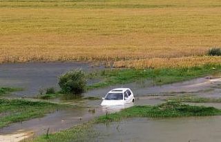 Baraja daldı, otomobili bırakıp gitti