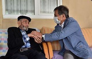 Başkan Ataç, asırlık Mehmet dedeyi ziyaret etti