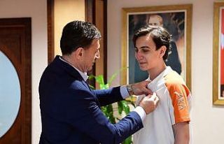 Başkan Bahadır, LGS’de Türkiye birincisini makamında...