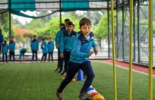 Başkan Bozkurt, çocuklarla spor yaptı, forma ve...