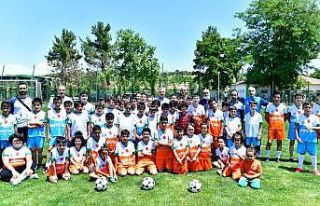Başkan Çınar, futbol okulunu ziyaret etti