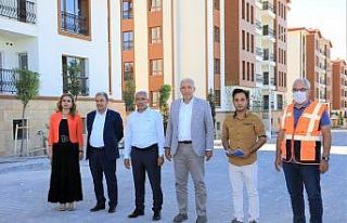 Başkan Güder deprem konutlarında incelemelerde...
