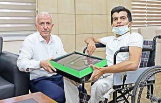 Başkan Gültak, engelli öğrenci Barış’a bilgisayar...