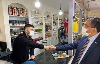 Başkan Öz, iş yerlerini açan esnafı ziyaret etti