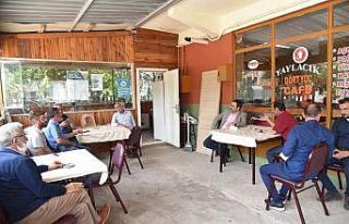 Başkan Özlü vatandaş ve esnafla fikir alışverişini...