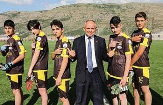 Başkan Öztürk’ün genç futbolculara desteği...