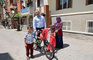 Başkan Savran’dan bisikleti çalınan çocuğa...