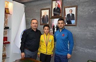 Başkan Sülük’ten başarılı sporcuya ödül