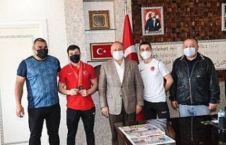 Başkan Tavlı, başarılı haltercileri ödüllendirdi