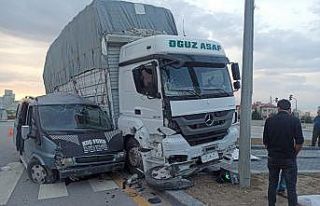 Başkent’te kamyon minibüsle çarpıştı: 2 yaralı